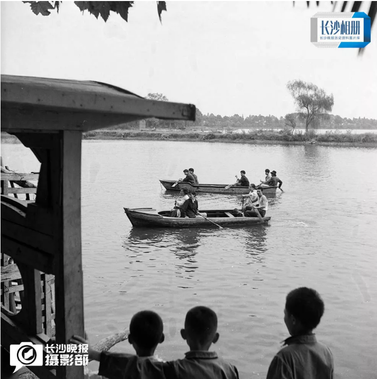 1979年10月5日，不少市民在中秋节这天来到烈士公园年嘉湖划船游玩。