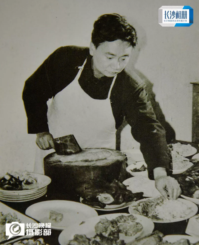 上世纪60年代，王墨泉正在厨房勤奋练习刀工。