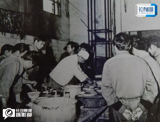 上世纪80年代初，王墨泉在广场饭店（后改名玉楼东，原址已成为今五一广场旁平和堂）工作时，正在自己下厨。