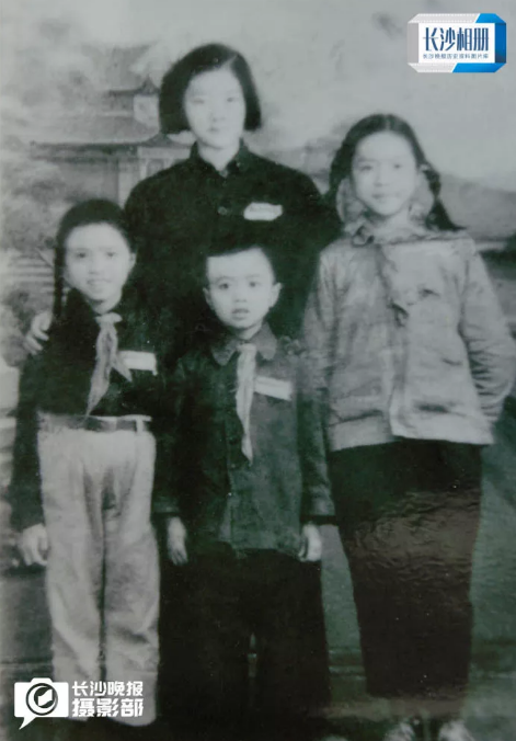 1953年，颜震潮向湘阴的三个子女寄送中秋月饼，图为颜震潮的三个子女和姨妹子在湘阴合影。