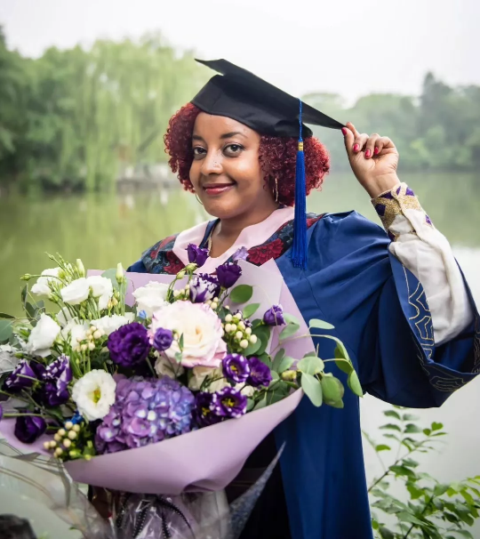 汉娜·格塔丘在北京大学未名湖旁拍毕业照。