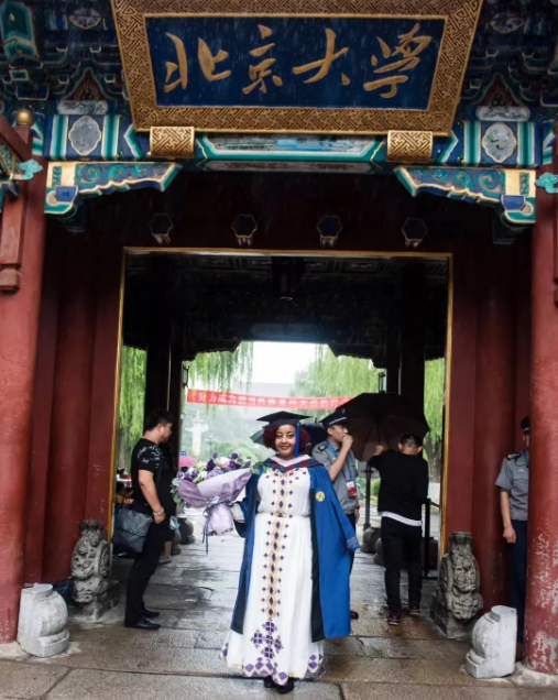 图为汉娜·格塔丘在北京大学门口拍毕业照。