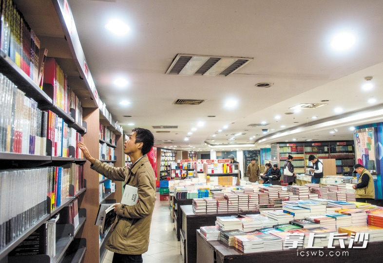 在湖南图书城，读书爱好者们正在店内安静地看书。长沙晚报记者 邹麟 摄