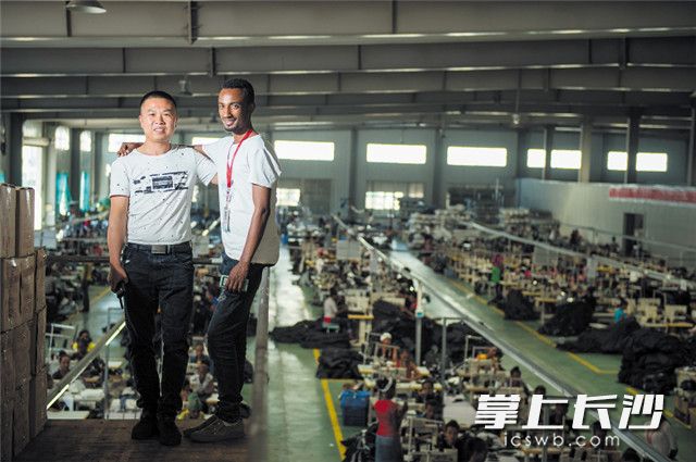 利达（埃塞）纺织服装有限公司每月可生产牛仔裤15万件。来自中国的刘建勋和来自埃塞的乌斯曼担任中、埃厂长，共同管理近1000人的牛仔裤工厂。