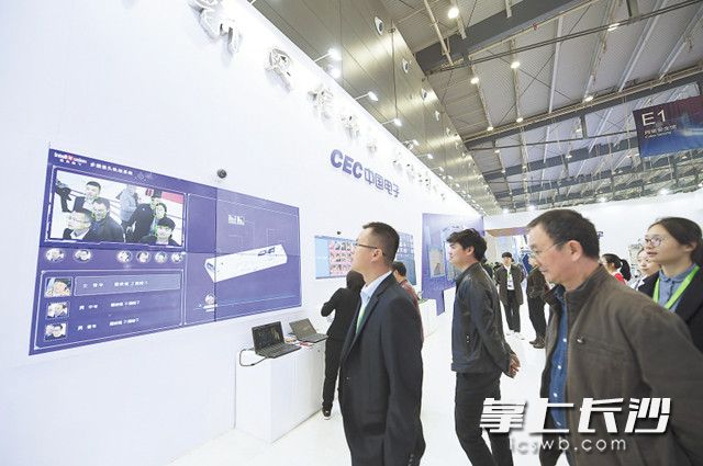 在中国电子展示区，多摄像头轨迹系统可以迅速分析出步入摄像范围的人物特征。
