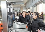 长沙火车站旅客“刷脸”进站 今年出行更潮更便捷