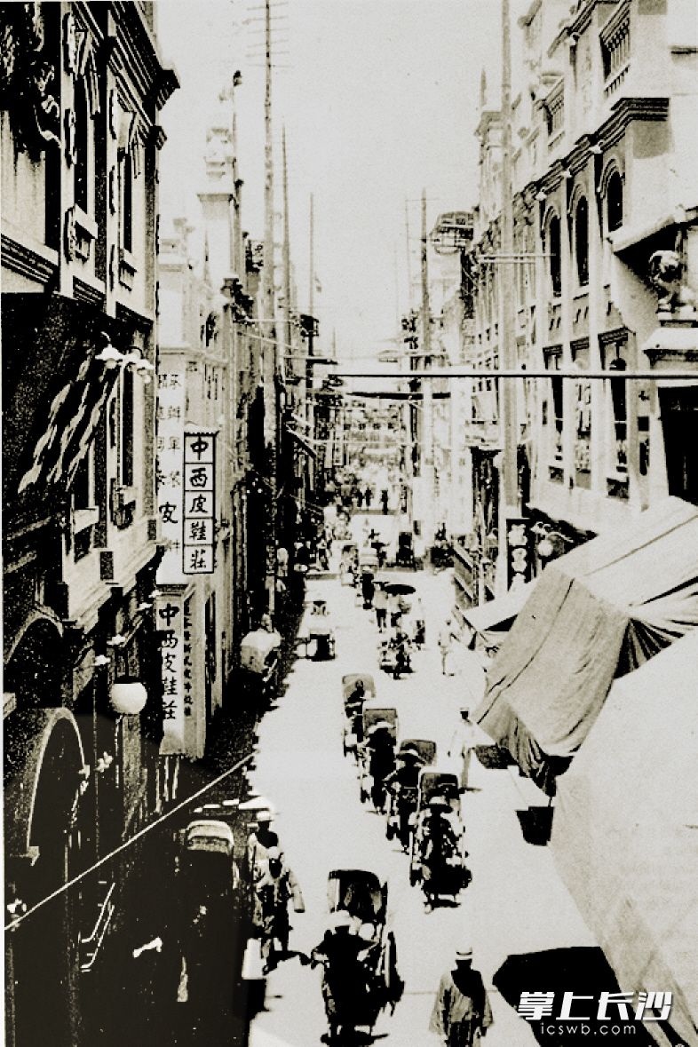 二十世纪二十年代的红牌楼街（今黄兴南路的一段）。