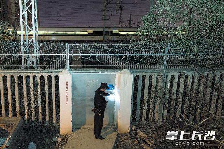 深夜，黄健雄在检查一个路段养护入口。铁路工务需要从这个门进出，容易出现隐患。