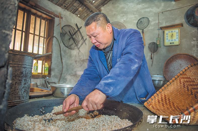 熬糖、炒米、上架、成型、打条、切片…………打了40年冻米糖，每一个环节邓建国都烂熟于心。