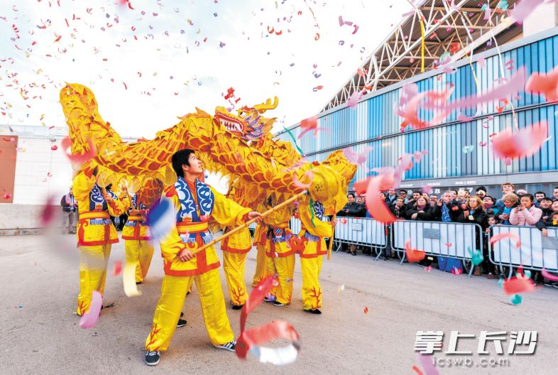 18日，西甲西班牙俱乐部联合当地华人华侨，在其主场——巴塞罗那的科尔内拉－埃尔普拉球场外举行了中国文化展演活动，以庆祝春节。新华社发