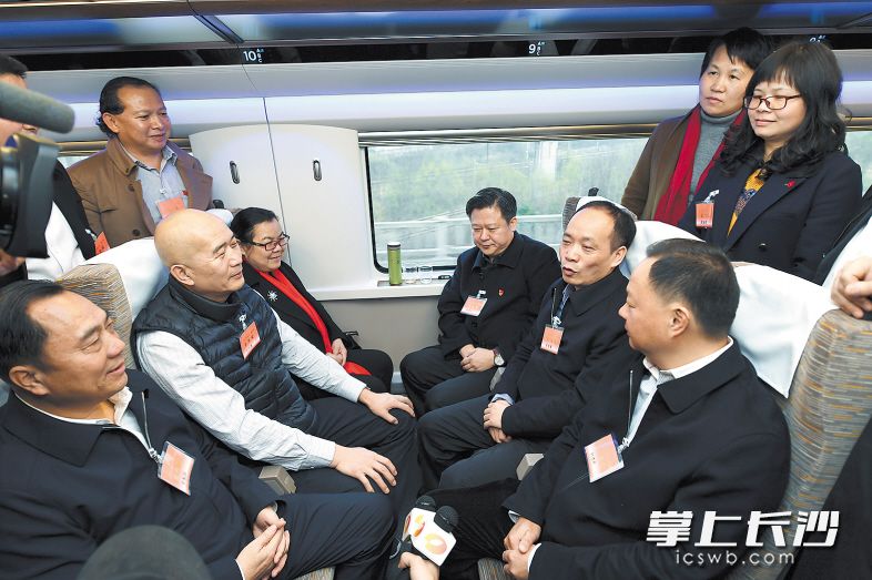 昨日，在湘全国人大代表乘坐G84次高铁列车进京赴会，一路上大家共商国是。　　长沙晚报特派记者 黄启晴 摄