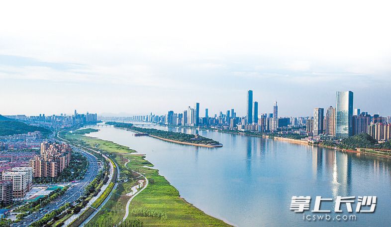 记者的航拍镜头里，湘江两岸绿带与清澈的江面尽显山水洲城的清新。　　长沙晚报记者 罗杰科 邹麟 摄影报道