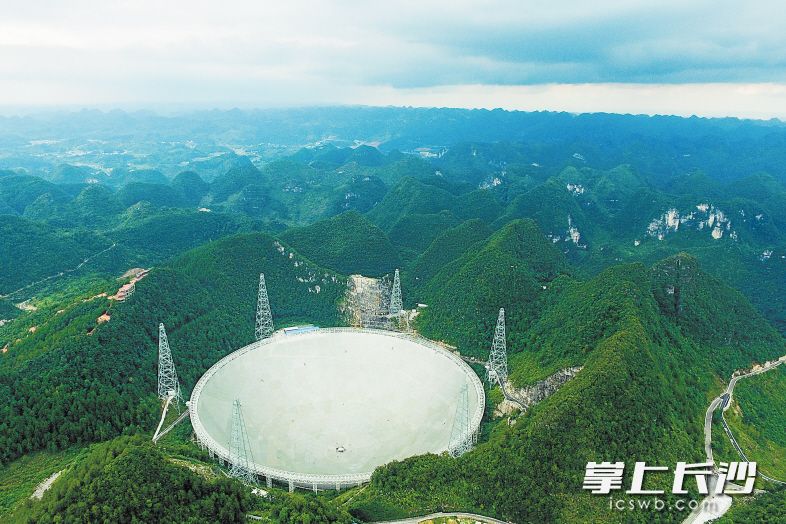 这是航拍的500米口径球面射电望远镜全景。新华社发