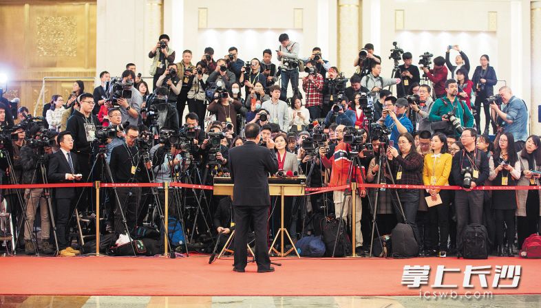 3月19日，十三届全国人大一次会议在北京人民大会堂举行第七次全体会议。这是记者在“部长通道”采访。新华社记者 金立旺 摄