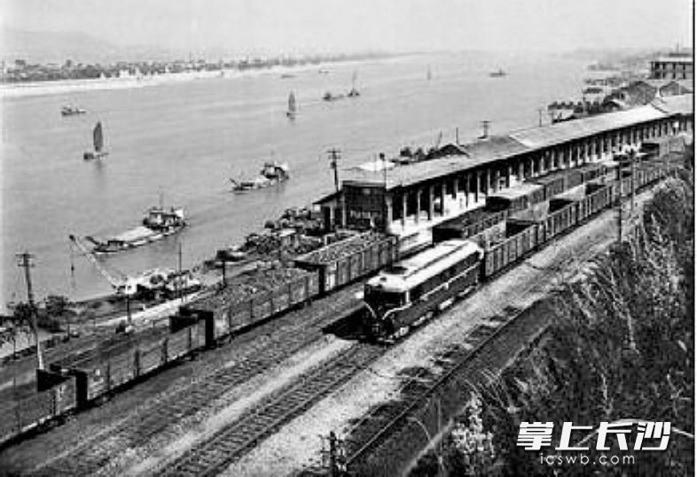 老火车南站与湘江水运码头相连，代表了曾经水陆货物互转的“老工业时代”。长沙市城建档案馆供图