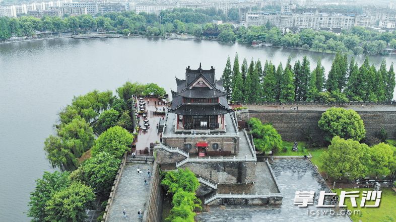 与黄鹤楼、晴川阁和岳阳楼一起被称为“楚天四大名楼”的仲宣楼，位于襄阳城东南角护城河边的城墙之上。