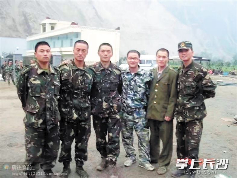 2008年6月18日李海军（右二）与同乡李亮（右三）从都江堰经映秀、汶川徒步去理县的途中，与救援部队合影。李海军 供图