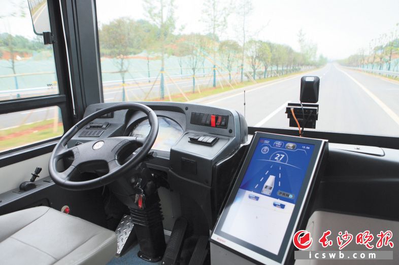 切换为无人驾驶模式后，这辆智能公交车依然能以27公里的时速平稳运行。