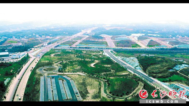 湖南湘江新区智能系统测试区内测试道路纵横交错。