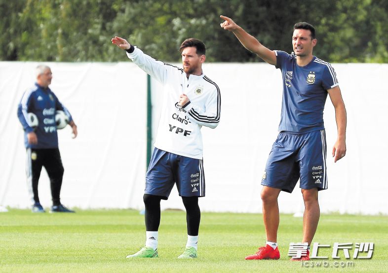 图为阿根廷队球员梅西（中）在训练中。　　新华社发