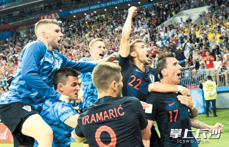 12日，在莫斯科进行的2018俄罗斯世界杯足球赛半决赛中，克罗地亚队经过加时赛以2比1战胜英格兰队，晋级决赛，将与法国队争夺本届世界杯冠军。克罗地亚队球员曼朱基奇（右）攻入球队第二球后与队友庆祝。新华社发