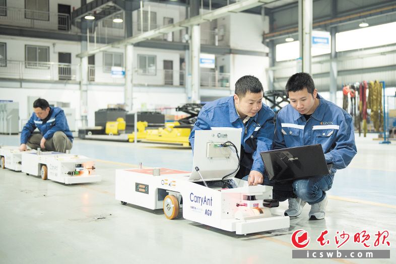 湖南驰众机器人有限公司工作人员正在对工业移动机器人进行测试。 均为长沙晚报记者黄启晴摄