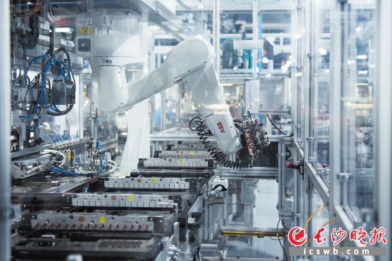 索恩格汽车长沙工厂新生产线引入了工业4.0理念，实现了自动化、智能化、信息化。