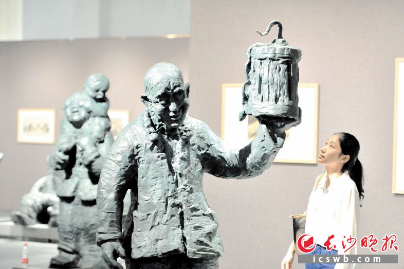 　　昨日，“留住乡愁”——李小超绘画、雕塑展在长沙李自健美术馆开幕。长沙晚报记者 贺文兵 摄