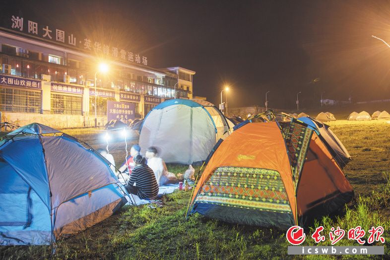 　　户外运动爱好者在浏阳大围山露营基地搭帐篷露营，与大自然亲密接触。长沙晚报记者 刘军 摄
