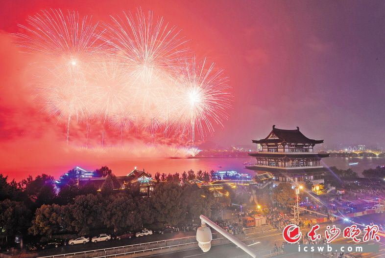 　　昨晚，一场主题为“月满湘江 璀璨星城”的中秋橘洲焰火璀璨绽放。　　长沙晚报记者 邹麟 摄