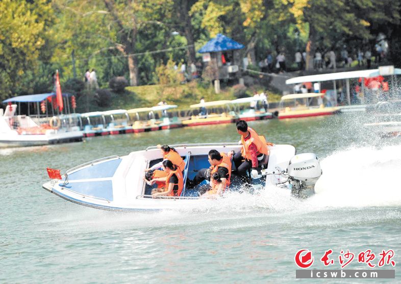 昨日，烈士公园年嘉湖，游客享受快艇冲浪的乐趣。长沙晚报记者 贺文兵 摄