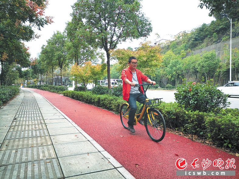 虽未正式通行，杜鹃路自行车道上已有骑车市民抢先体验。长沙晚报通讯员 何丹 摄