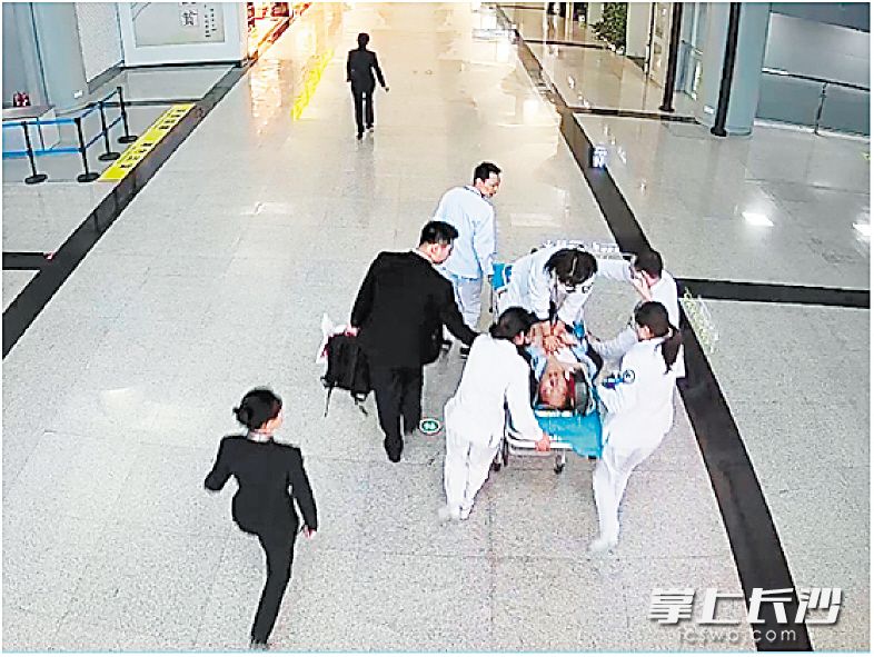 乘客晕倒后，机场医护人员对其进行抢救，并送往医院救治。 长沙晚报记者 吴鑫矾 通讯员 张慧 摄影报道