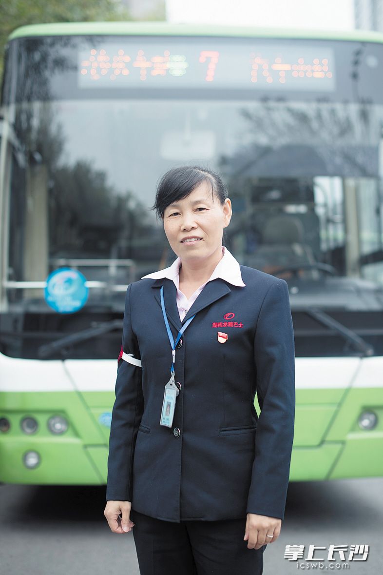 吴晓红在7路线开了25年车，换过6次全新公交车，车辆一次比一次好。长沙晚报记者 黄启晴 摄