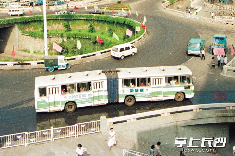 1991年5月，一辆铰接公交车驶过袁家岭立交桥。 资料图