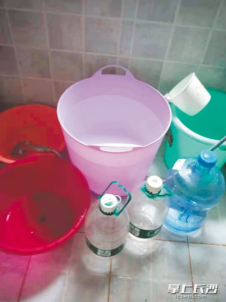 　　因为怕停水，贺女士将家中大小水桶、水盆、纯净水桶等都装上了水。长沙晚报记者 朱炎皇 摄