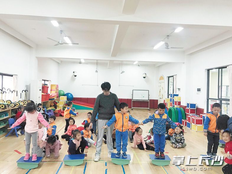 近日，带班老师蔡煜坤在给孩子们上活动课。受访者供图