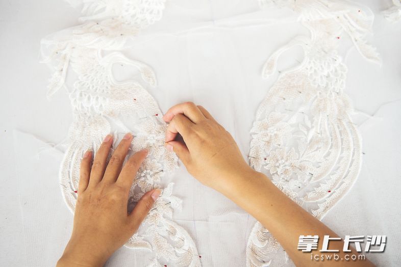 位于澧县创新创业园的湖南梦曦婚纱有限公司，工人们在打样。