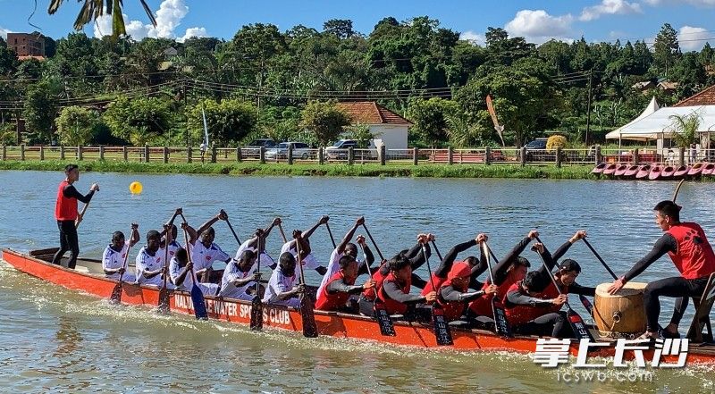5月份，长沙龙舟队赴乌干达参加龙舟赛，传播湖湘龙舟文化。这是长沙队与乌干达的队员携手划龙舟。戴完菊 摄