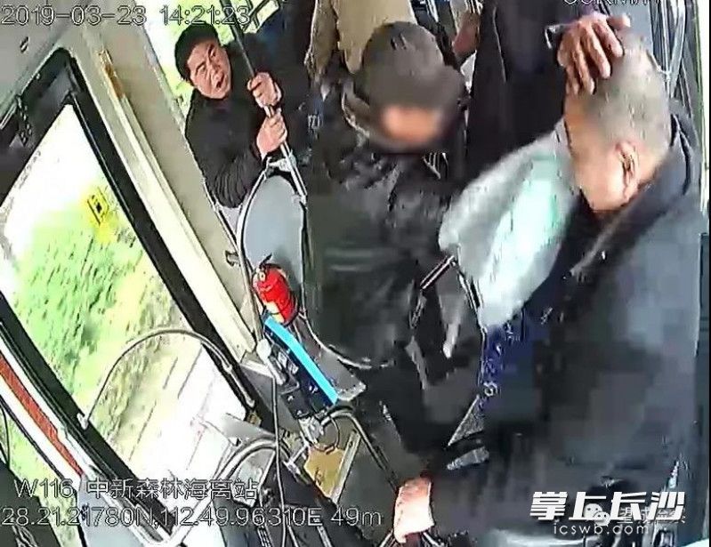 犯罪嫌疑人戴某某（带帽子）殴打公交车司机。
