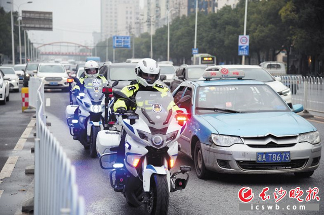昨日下午，芙蓉交警大队铁骑交警在东二环上驾驶警用摩托车巡逻。长沙晚报全媒体记者 刘琦 摄