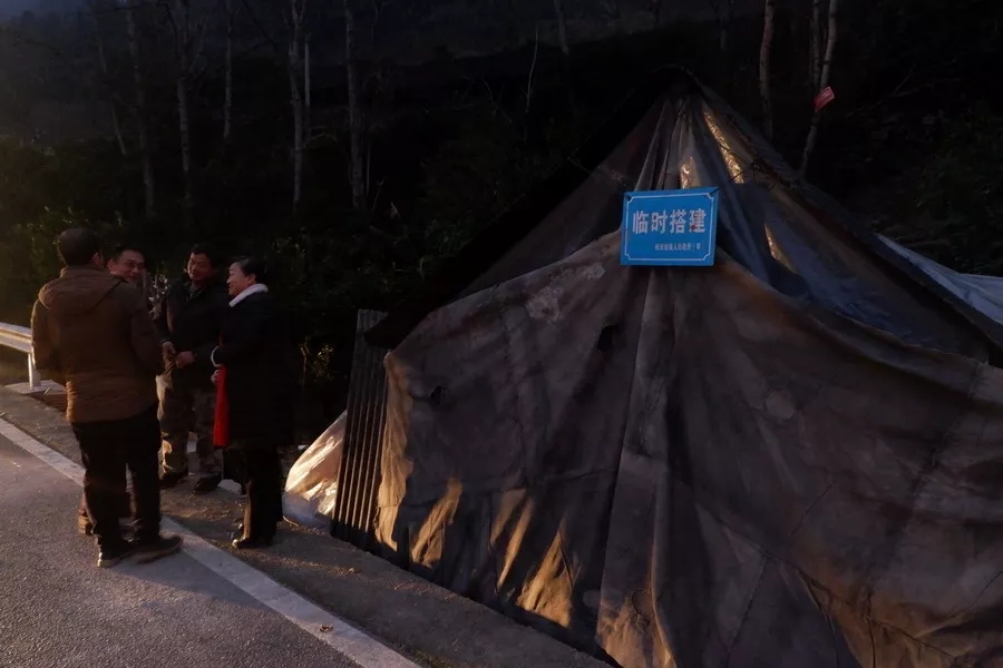 ▲县长组织为村民搭建的临时帐篷来放椪柑