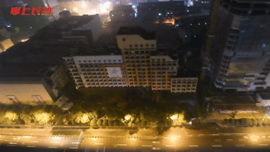今天凌晨三点，位于袁家岭的有着三十年历史的旭华大厦正式爆破拆除。长沙晚报全媒体记者 余劭劼 摄