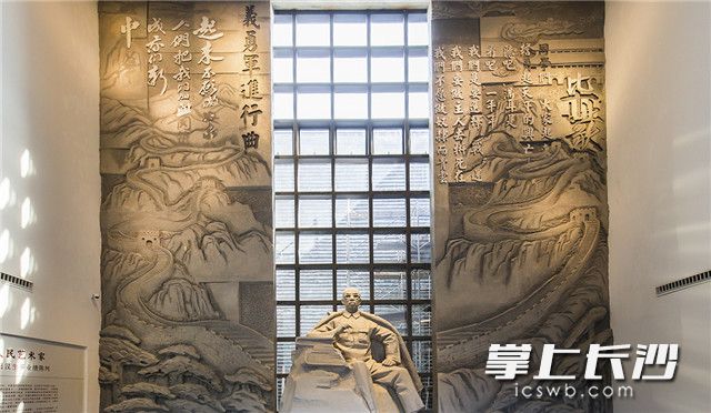 田汉文化园陈列馆内的田汉塑像与义勇军进行曲浮雕。