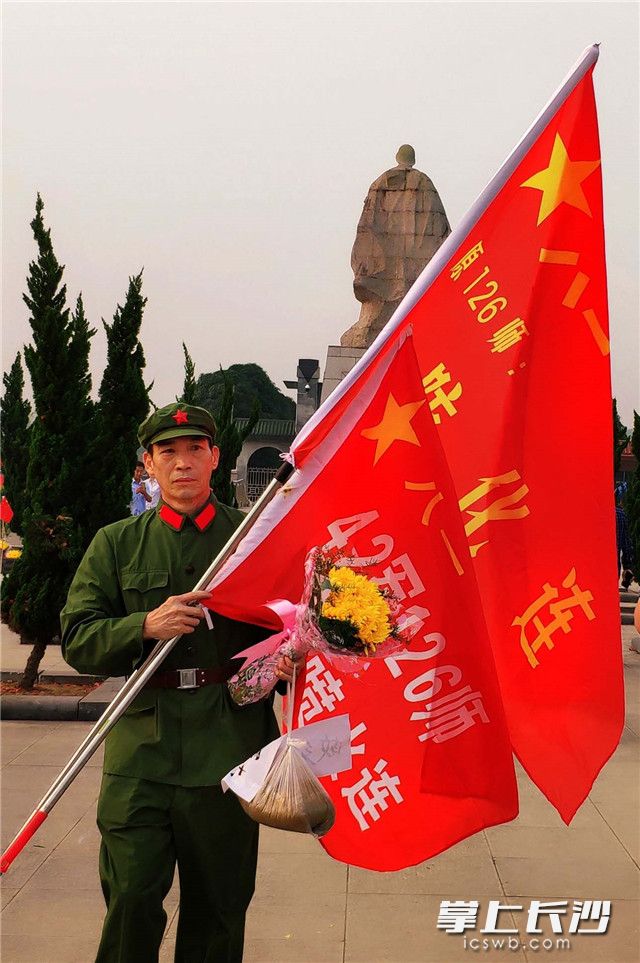 受朱豫刚事迹的影响，一位来自广东的老兵穿着当年作战式样的军服、带一袋故土来陵园看望牺牲的战友。
