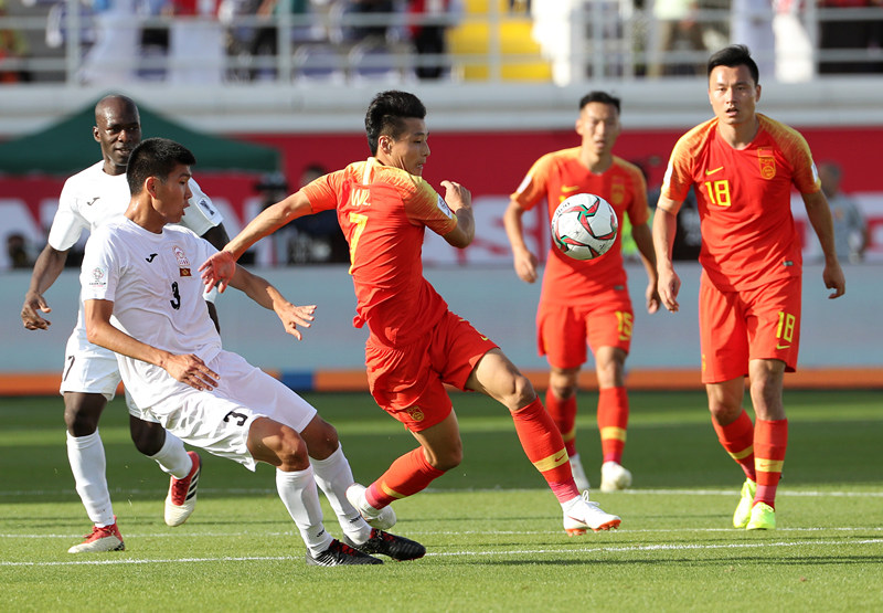 中国队球员武磊（中）在比赛中进攻。新华社记者李钢摄