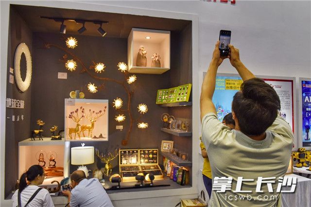 第15届深圳文博会长沙馆展品丰富人气旺。图片均由长沙晚报全媒体记者 陈飞 摄