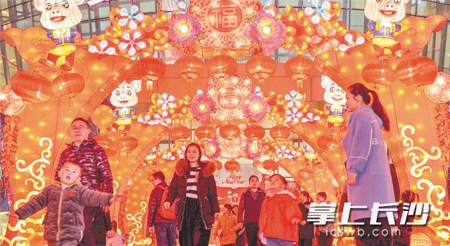 昨晚，步步高·梅溪新天地广场张灯结彩，市民们在绚丽的灯展里穿梭、拍照，呈现出一片喜庆祥和的节日氛围。