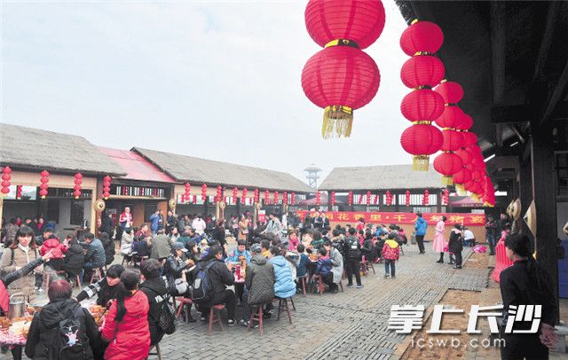 城里人张灯结彩迎新年的同时，乡里的村民们则用杀猪捕鱼宰羊的传统年俗喜迎新年的到来。这是宁乡双江口镇的村民在品尝千人年猪宴。