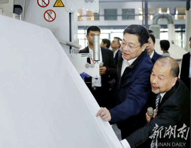 5月9日上午，杜家毫在湖南梦洁家纺股份有限公司考察企业自动化生产线。
